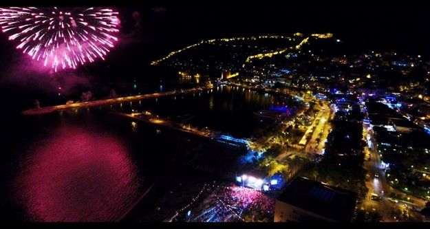 Havai fişek gösterisi büyüledi