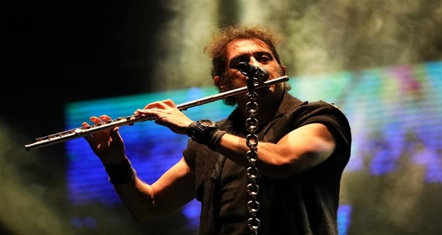 Alanya Belediye Başkanı Adem Murat Yücel’in konuşmasının ardından sahneye çıkan Kıraç, ‘’Zaman’’ adlı eseriyle başlangıç yaptı.