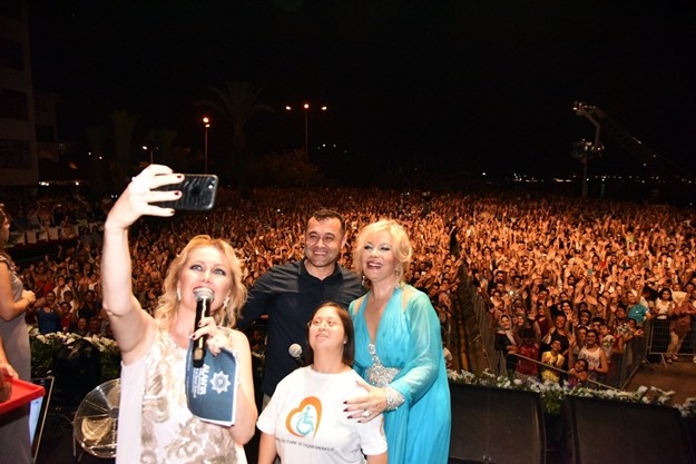 Alanya Belediyesi tarafından bu yıl 18'incisi düzenlenen Alanya Uluslararası Turizm ve Sanat Festivali'nin ikinci günü, Emel Sayın konseriyle tamamlandı. Festival kapsamında belediye binasının arkasında kurulan sahneye ilk olarak DJ Funky 'C' çıktı. DJ Funky 'C' muhteşem sahne performansıyla alanı dolduran binlerce vatandaşı coşturdu. Mikser başında yaklaşık 1,5 saat kalan DJ Funky 'C' ardından sahneyi Emel Sayın’a devretti.