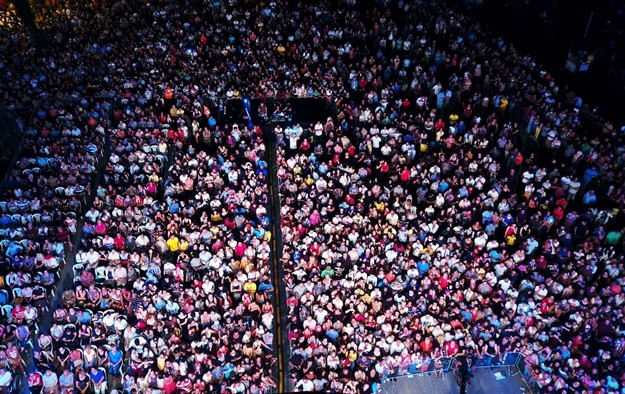 Şarkı arasında Alanya Belediye Başkanı Adem Murat Yücel, Sayın’a teşekkürlerini ileterek, resminin olduğu su kabağı, Alanya Engelsiz Sanat Evi’nde kursiyer öğrenciler tarafından hazırlanan filografi sanatıyla yapılmış üzerinde mavi boncuk olan tablo, mavi boncuklu bileklik, Alanya’nın simgesi olan çift başlı kartal plaket, Alanya Muzu ve muz lifinden yapılmış taç hediye etti. Kendisine verilen hediyelere teşekkür eden Sayın, daha sonra ‘Rüzgar’ ve ‘Gülizar’ şarkısıyla kaldığı yerden konserine devam etti. Konsere büyük ilgi gösteren Alanyalılar, Emel Sayın'ın şarkılarına hep bir ağızdan eşlik etti. Söylediği ‘Ayrılmalıyız’ adlı şarkıyla dinleyenleri hüzünlendiren ünlü sanatçı Sayın, hareketli şarkılarla kalabalığı coşturdu. Güzelliğiyle ve sesiyle geceye katılanları etkileyen Emel Sayın, yaklaşık 2 saat sahnede kaldı. Festivalin son gününde Dj Haluk Sarıtaş ve Ebru Gündeş sahne alacak.