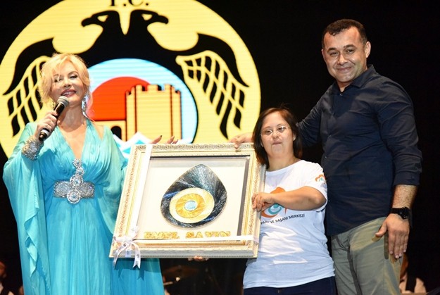 Emel Sayın hayranlarıyla buluştu