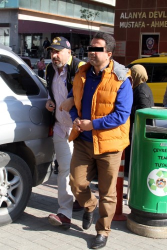 Operasyonda FETÖ/PDY ile bağlantılı olduğu iddia edilen 2’si kadın 5 kişi gözaltına alındı.