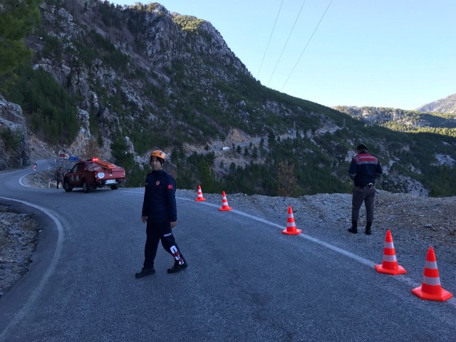 Sürücüsü henüz belirlenemeyen otomobil Kuşyuvası Mevkii’nde yaklaşık 200 metre derinliğindeki uçuruma yuvarlandı.