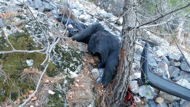 Karaman’ın Ermenek İlçesi’nde bulunan M Tipi Cezaevinden tahliye olan mahkum ve avukatının da içerisinde bulunduğu otomobil Kuşyuvası Mevkii’nde uçurma yuvarlandı. Kazada avukat ve müvekkili olay yerinde hayatını kaybederken, iki kişi ise ağır yaralandı.