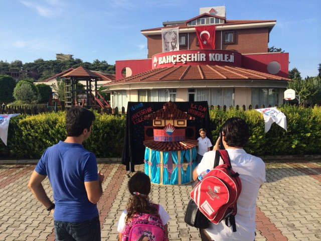 Farklılıkları içinde bir mozaik gibi barındıran Dünya Okulu Bahçeşehir Koleji Alanya’ da, yabancı öğrencilerin kendi dillerinde seslenişleri ise ilk gün programının renkli anlarından biri oldu.