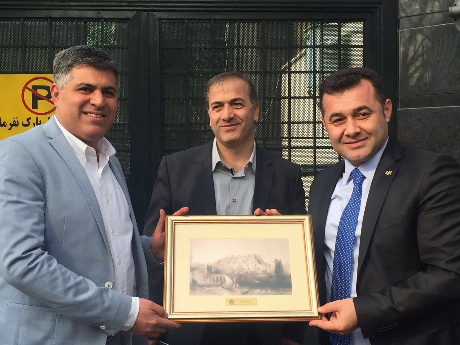 İran’da düzenlenen, 9.Tahran Uluslararası Turizm Fuarı’nda temaslarını sürdüren Alanya Belediye Başkanı Adem Murat Yücel, Türkiye’nin İran Büyükelçisi Rıza Hakan ve İran Ticaret Bakan Yardımcı Mir Aboutalep Badri ile görüştü. Yücel, turizmde pazar çeşitliliğini arttırarak, hedef büyütmek gerektiğini söyledi.

Alanya Belediye Başkanı Adem Murat Yücel, Alanya Turistik İşletmeciler Derneği (ALTİD) Başkanı Burhan Sili, Kleopatra Otelciler Derneği Başkanı Servet Şakiroğlu, Belediye Meclis Üyeleri Kerim Aydoğan ve Mustafa Toksöz’le, Tahran Uluslararası Turizm Fuarı’nda (9. Tehran International Tourism Exhibition) tanıtım çalışmalarını sürdürüyor. Başkan Yücel, fuarın ikinci gününde de Alanya’yı tanıtmaya devam etti. Başkan Yücel, İran Ulusal Televizyon’una verdiği röportajdan sonra bugünde Anadolu Ajansı ve bazı gazetelere turizm, ekonomi, Alanya’nın tarihi ve kültürel zenginlikleri ilgili değerlendirmelerde bulundu.

Başkan Yücel, resmi temasların dışında İranlı işadamları, turizmciler, tur operatörleri ve katılımcılarla görüşerek Alanya’yı anlattı. Alanya’yla ilgili tanıtım çalışmaları fuarın sona ereceği 19 Şubat Cuma gününe kadar devam edecek.