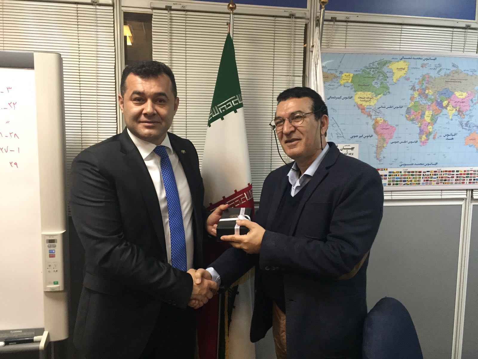 İran’da düzenlenen, 9.Tahran Uluslararası Turizm Fuarı’nda temaslarını sürdüren Alanya Belediye Başkanı Adem Murat Yücel, Türkiye’nin İran Büyükelçisi Rıza Hakan ve İran Ticaret Bakan Yardımcı Mir Aboutalep Badri ile görüştü. Yücel, turizmde pazar çeşitliliğini arttırarak, hedef büyütmek gerektiğini söyledi.

Alanya Belediye Başkanı Adem Murat Yücel, Alanya Turistik İşletmeciler Derneği (ALTİD) Başkanı Burhan Sili, Kleopatra Otelciler Derneği Başkanı Servet Şakiroğlu, Belediye Meclis Üyeleri Kerim Aydoğan ve Mustafa Toksöz’le, Tahran Uluslararası Turizm Fuarı’nda (9. Tehran International Tourism Exhibition) tanıtım çalışmalarını sürdürüyor. Başkan Yücel, fuarın ikinci gününde de Alanya’yı tanıtmaya devam etti. Başkan Yücel, İran Ulusal Televizyon’una verdiği röportajdan sonra bugünde Anadolu Ajansı ve bazı gazetelere turizm, ekonomi, Alanya’nın tarihi ve kültürel zenginlikleri ilgili değerlendirmelerde bulundu.

Başkan Yücel, resmi temasların dışında İranlı işadamları, turizmciler, tur operatörleri ve katılımcılarla görüşerek Alanya’yı anlattı. Alanya’yla ilgili tanıtım çalışmaları fuarın sona ereceği 19 Şubat Cuma gününe kadar devam edecek.