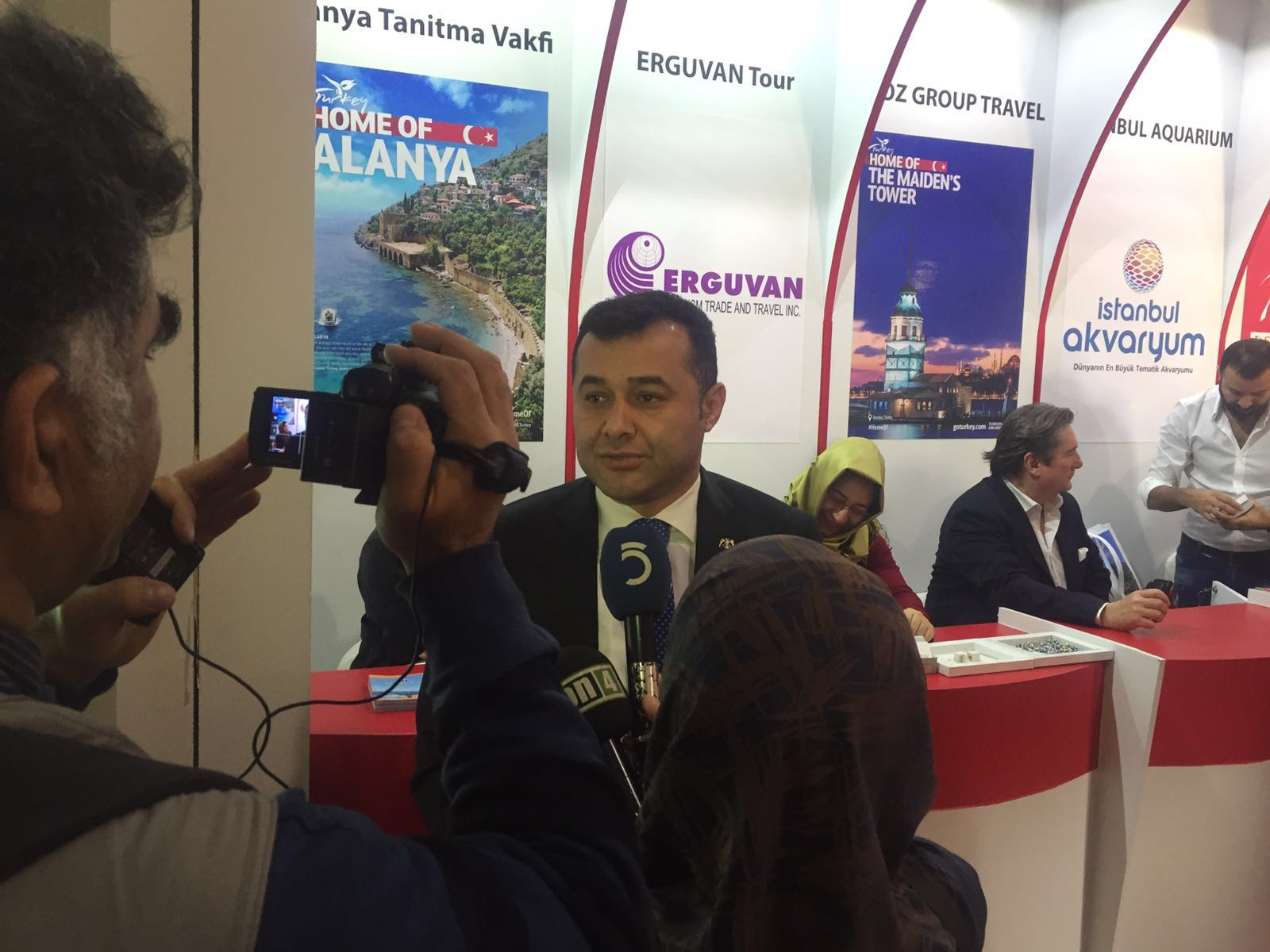 İran’da düzenlenen, 9.Tahran Uluslararası Turizm Fuarı’nda temaslarını sürdüren Alanya Belediye Başkanı Adem Murat Yücel, Türkiye’nin İran Büyükelçisi Rıza Hakan ve İran Ticaret Bakan Yardımcı Mir Aboutalep Badri ile görüştü. Yücel, turizmde pazar çeşitliliğini arttırarak, hedef büyütmek gerektiğini söyledi.

Alanya Belediye Başkanı Adem Murat Yücel, Alanya Turistik İşletmeciler Derneği (ALTİD) Başkanı Burhan Sili, Kleopatra Otelciler Derneği Başkanı Servet Şakiroğlu, Belediye Meclis Üyeleri Kerim Aydoğan ve Mustafa Toksöz’le, Tahran Uluslararası Turizm Fuarı’nda (9. Tehran International Tourism Exhibition) tanıtım çalışmalarını sürdürüyor. Başkan Yücel, fuarın ikinci gününde de Alanya’yı tanıtmaya devam etti. Başkan Yücel, İran Ulusal Televizyon’una verdiği röportajdan sonra bugünde Anadolu Ajansı ve bazı gazetelere turizm, ekonomi, Alanya’nın tarihi ve kültürel zenginlikleri ilgili değerlendirmelerde bulundu.

Başkan Yücel, resmi temasların dışında İranlı işadamları, turizmciler, tur operatörleri ve katılımcılarla görüşerek Alanya’yı anlattı. Alanya’yla ilgili tanıtım çalışmaları fuarın sona ereceği 19 Şubat Cuma gününe kadar devam edecek.