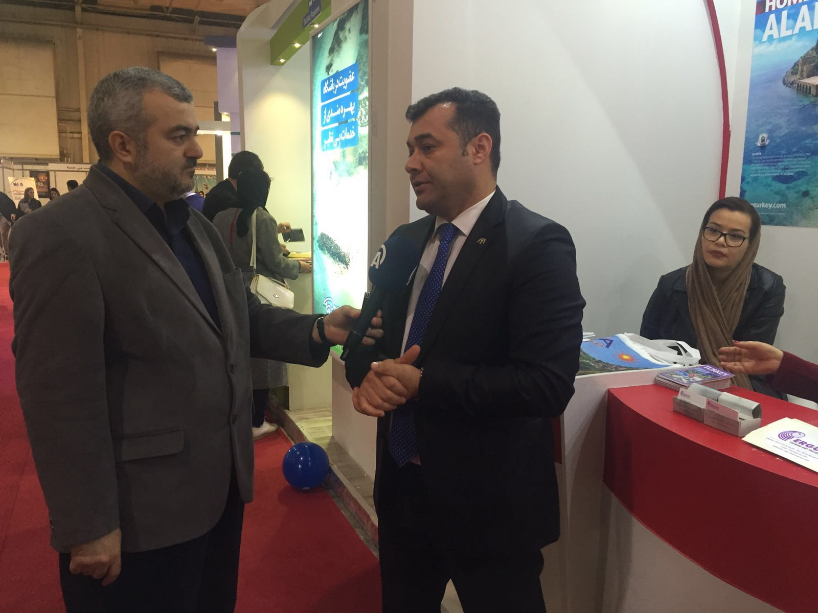İran’da düzenlenen, 9.Tahran Uluslararası Turizm Fuarı’nda temaslarını sürdüren Alanya Belediye Başkanı Adem Murat Yücel, Türkiye’nin İran Büyükelçisi Rıza Hakan ve İran Ticaret Bakan Yardımcı Mir Aboutalep Badri ile görüştü. Yücel, turizmde pazar çeşitliliğini arttırarak, hedef büyütmek gerektiğini söyledi.

Alanya Belediye Başkanı Adem Murat Yücel, Alanya Turistik İşletmeciler Derneği (ALTİD) Başkanı Burhan Sili, Kleopatra Otelciler Derneği Başkanı Servet Şakiroğlu, Belediye Meclis Üyeleri Kerim Aydoğan ve Mustafa Toksöz’le, Tahran Uluslararası Turizm Fuarı’nda (9. Tehran International Tourism Exhibition) tanıtım çalışmalarını sürdürüyor. Başkan Yücel, fuarın ikinci gününde de Alanya’yı tanıtmaya devam etti. Başkan Yücel, İran Ulusal Televizyon’una verdiği röportajdan sonra bugünde Anadolu Ajansı ve bazı gazetelere turizm, ekonomi, Alanya’nın tarihi ve kültürel zenginlikleri ilgili değerlendirmelerde bulundu.

Başkan Yücel, resmi temasların dışında İranlı işadamları, turizmciler, tur operatörleri ve katılımcılarla görüşerek Alanya’yı anlattı. Alanya’yla ilgili tanıtım çalışmaları fuarın sona ereceği 19 Şubat Cuma gününe kadar devam edecek.
