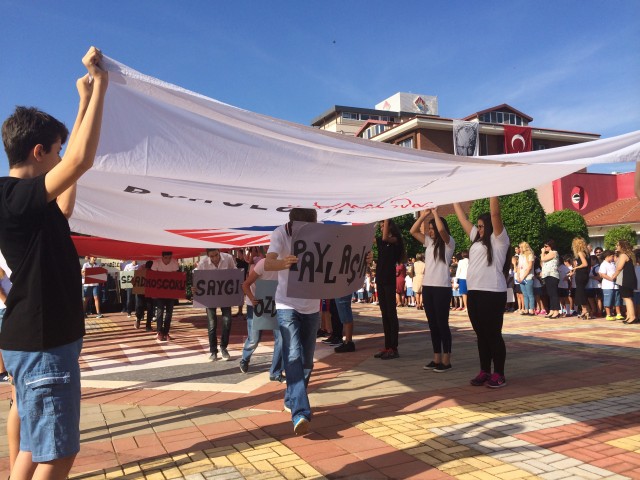 Öğrencilerin hazırladıkları Bahçeşehir logosunun tamamlanma sürecine tüm öğrencilerin bir ağızdan söylediği öğrenci yemini destek verdi.