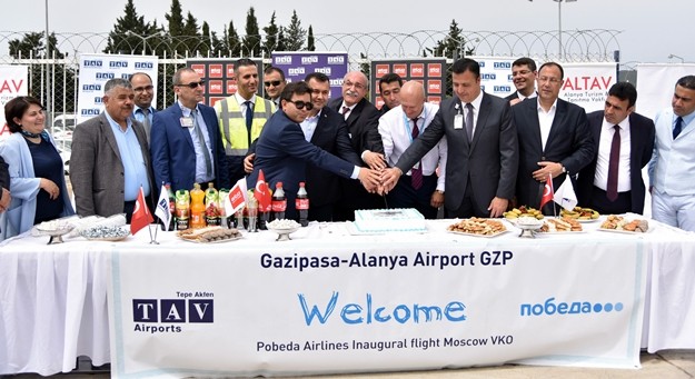Rus Pobeda Havayollarına ait Boeing 737/800 tipi uçak Wnukova Havaalanı’ndan havalanarak Gazipaşa-Alanya Havalimanı'na 188 Rus yolcuyla iniş yaptı. TAV Havalimanı İşletmeleri, Alanya Belediyesi, Gazipaşa Belediyesi, Alanya Turistik İşletmeciler Derneği (ALTİD) ve Alanya Turizm Tanıtma Vakfı'nın (ALTAV) ortak düzenlediği karşılama töreni geleneksel havacılık seremonisi olan 'su takı' töreniyle başladı. Törende uçaklardan inen tüm yolculara pilot ve beraberindeki mürettebata karanfil ve buket verildi. Çilek ikramı yapıldı ve Rusça tanıtım materyalleri ve Alanya hediyeleri bulunan çantalar hediye edildi. Keman ve yan flüt dinletisinin de yapıldığı karşılama törenine Rusya'nın Antalya Başkonsolosluğu yetkililerinin yanısıra Gazipaşa Kaymakamı Nurullah Kaya, Alanya Belediye Başkanı Adem Murat Yücel, Gazipaşa Belediye Başkanı Adil Çelik, Anamur Belediye Başkanı Mehmet Türe, Bozyazı Belediye Başkanı Mehmet Ballı ALTİD Başkanı Burhan Sili, Alanya Ticaret ve Sanayi Odası (ALTSO) Başkanı Mehmet Şahin ve turizmciler katıldı.