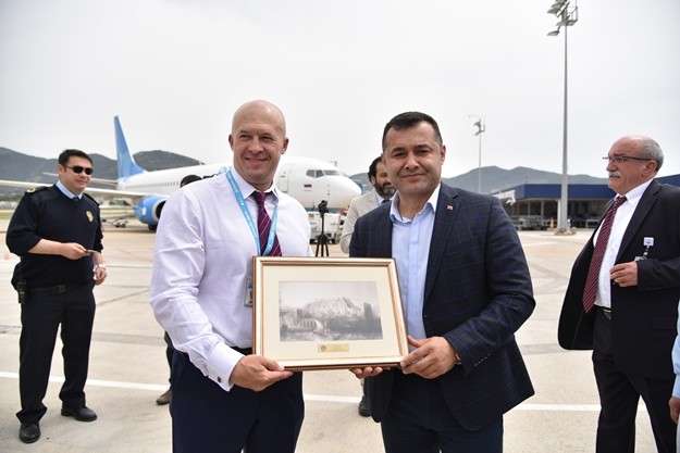 Gazipaşa-Alanya Havalimanı’na Rusya’dan ilk kez tarifeli direkt uçuşlar başladı.Sezonun ilk Rus tarifeli Pobeda Havayollarına ait Boeing 737/800 tipi uçak 188 yolcusuyla Gazipaşa-Alanya Havalimanı’na iniş yaptı.