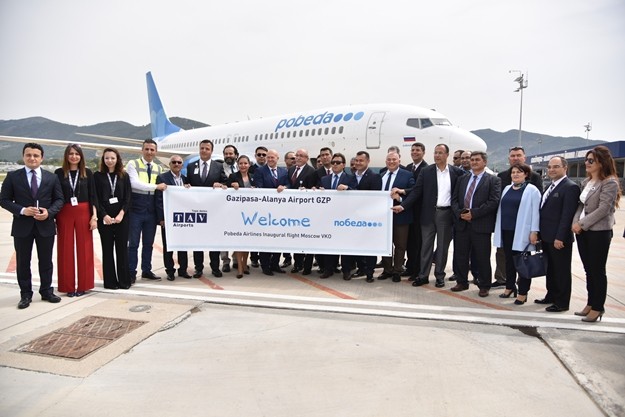 Alanya Belediye Başkanı Adem Murat Yücel de, bugün hem Alanya hem Gazipaşa hem de ülkemiz için çok değerli ve anlamı günlerden biri olduğunu söyledi. Yücel,” Çünkü ilk defa Gazipaşa-Alanya Havalimanı’na tarife uçaklardan Rusya’dan ilçemize direk uçuşlar gerçekleştiriyor. Arzu ettiğimiz ve hedeflediğimiz bir projeydi. Bu vesileyle dünyanın krizde olduğu bir dönemde Rusya ile olan ilişkilerimizi düzeltmek adına güzel bir organizasyondu. Hem bölgemizde yaşayan yerleşik yabancılarımızın bu tarifeyle direk gidiş-gelişlerini ve bölgemizdeki turizme de katkısın çok olacağını düşünerek emeği geçen herkese teşekkür ediyorum. Başarılarının tekrarını diliyorum ve hayırlı uğurlu olmasını diliyorum” dedi.