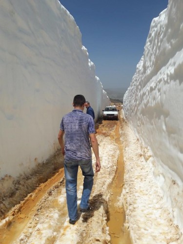 Hava sıcaklıklarının 30 dereceleri aştığı bu günlerde insanlar deniz ve havuzlara akın etmiş durumda.

-Hadim-