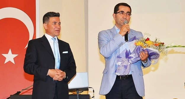 Ayrıca Alanya ve turizm adına yapmış oldukları başarılı çalışmalarından dolayı Kent Konseyi Başkanı Nurhan Özcan’a, AKTAD Onursal Başkanı Nail Özden’e ve HOTED eğitim komitesi başkanı Sema Yorutur’e teşekkür çiçeği takdim edilmesiyle birlikte, geceye katılan konuklar geç saatlere kadar eğlenip bol bol stres attılar.