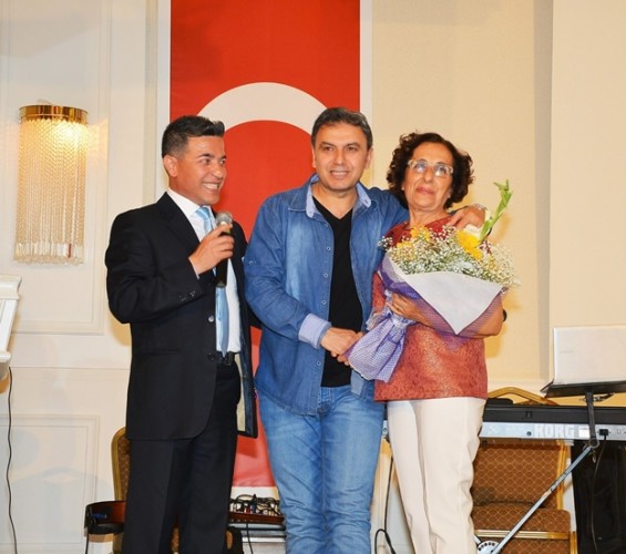 Yeni, "Bu gecenin asıl amacı, meslektaşlarımızı ve üyelerimizi bir araya getirerek, dostlarımızla beraber dayanışma, kaynaşma başta olmak üzere, moral ve motivasyon açısından sezona iyi bir başlangıç yapmaktır. Geride bıraktığımız yaklaşık 13 yıllık süreçte kuruluşumuz bir isim değişikliği gerçekleştirmiştir. Bununla birlikte 3’cü yönetim kurulumuz hedef ve amaçlarımıza uygun bir şekilde çalışmalarına devam etmektedir. 'Değişmeyen tek şey değişimdir' sloganıyla çıktığımız bu yolda, bugüne kadar, her biri farklı başlıklar altında olmak üzere, 130 eğitim semineri, en az 2 gün süreli olmak üzere mesleğimizi ilgilendiren 8 şehir dışı entegre fabrika eğitim gezisi, 4 defa kat şefliği kursu, 2 defa kat hizmetleri istihdam projesi, 9 defa uluslararası fuarlara stant açarak, katılım gerçekleştirmiş olup, bunun 5 tanesi, özellikle gençlerimizi Housekeepıng mesleğine dikkat çekmek, sevdirmek ve farkındalık yaratmak açısından gururumuz dediğimiz uluslararası Housekeepıng olimpiyatlarıdır.