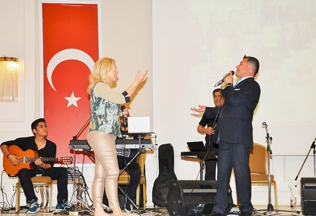 Mesleğimiz adına yalnız Alanya’da değil, ülkemizin birçok İl ve ilçesinde Housekeepıng derneklerinin açılmasına, şube olmaya neden karşı olduğumuzu ve olumsuzluklarını anlatarak, kendi tüzükleriyle, kendi ayaklarının üzerinde durabilen, özgürce, başkalarının boyunduruğu altında ezilmeden, mesleğimizin temsil edilebilmesi için, Housekeepıng derneklerimizin açılmasına çoğalmasına, naçizane öncülük ediyoruz, etmeye de devam edeceğiz. Tüm bunlara ilave olarak özellikle altını çizmek istediğim bir hususu daha sizlerle paylaşmak isterim.