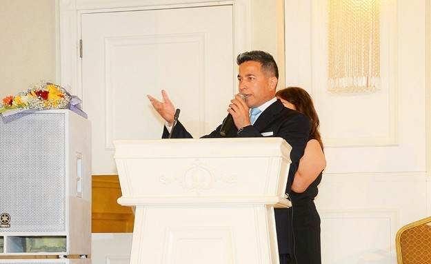 Kuruluşumuzdan bu yana üye ve meslektaşlarımızın görev yaptıkları tesislerimiz başta olmak üzere, işletmeler arası koordinasyonu sağlayarak, üst ve alt kadrolara olan ihtiyacı karşılamak, yani eleman temini, iş bulma, işe yerleştirme gibi konularda büyük bir rol üstlendiğimizin de altını özellikle çiziyorum. Amaç ve hedeflerimiz doğrultusunda hareket edip, bu güne kadar illegal olan hiçbir konunun altına imza atmadığımız gibi, kim olursa olsun kuruluş amaçlarına uygun hareket etmeyen kurum ve kuruluşların yanında yer almadık, asla da almayız. Kurum ve kuruluşlarla ikili ilişkilerimizi en üst seviyede tutarak, Housekeepıng mesleğini ilgilendiren konular başta olmak üzere, yasalar çerçevesinde vatanımızın, milletimizin, Türk turizminin, Alanya’mızın ve özellikle mesleğimizin yararına olan her türlü çalışmanın içinde mümkün olduğunca bulunduk, yanında yer aldık, almaya da devam edeceğiz.