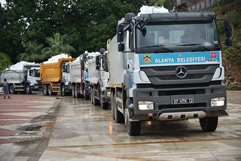 Alanya Belediyesi, yayladan kamyonlarla getirdiği karı İskele Şelale Meydanı’na dökerek vatandaşlara unutulmaz bir gün yaşattı. Hava sıcaklığının mevsim normallerinin üzerinde seyrettiği ilçede ilk defa kar gören çocukların sevincine ortak olan Başkan Adem Murat Yücel, çocuklarla bol bol kartopu oynayarak fotoğraf çektirdi.