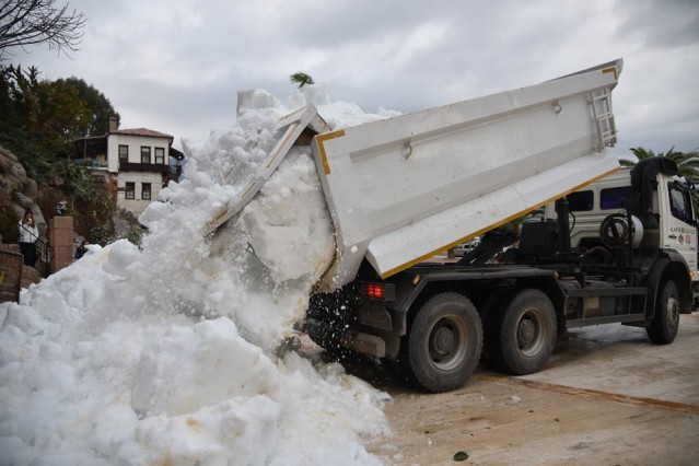 Alanya Belediyesi tarafından Taşatan Yaylası’ndan 5 kamyon dolusu kar getirilerek Alanya İskele Caddesi’ndeki Şelale Meydanı önüne dökülen kar sayesinde çocuklar, eğlenceli vakit geçirdi.