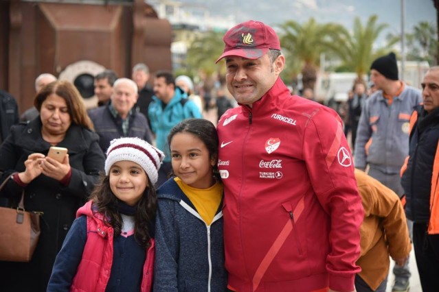 Kentin yüksek kesimlerinde etkili olan kar yağışının ardından ilçe merkezindeki çocukların kartopu oynama hayalini Başkan Yücel, gerçeğe dönüştürdü. İskele Meydanı Şelale Önü’ne kamyonlarla taşınan kar sayesinde çocuklar gönüllerince eğlendi.