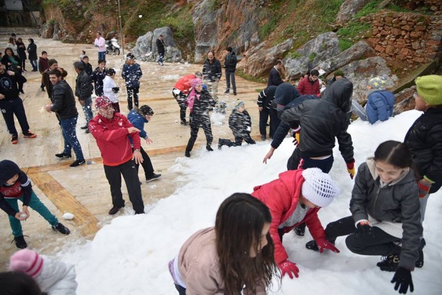 Gördüğünüz gibi çocuklar çok mutlu. İnsanlarımızın mutluluğu için her türlü sosyal aktiviteyi sürdüreceğiz. Ülkemizin içinden geçtiği şu zor dönemde insanlarımızı bir nebze mutlu etmek için bu tür sosyal projelere ihtiyacımız var” dedi.