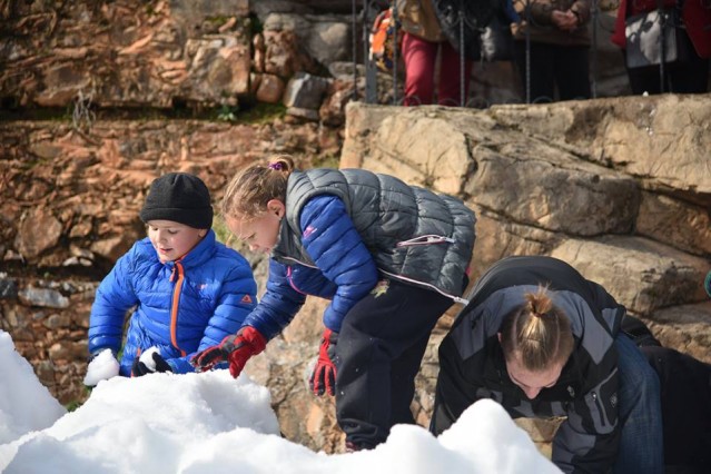 İskele Şelale Önü’ne getirilen kar sayesinde vatandaşlar ve çocuklar büyük bir mutluluk yaşadığını belirtirken Alanya Belediye Başkanı Adem Murat Yücel’e organizasyon için teşekkür ettiler.