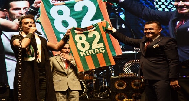 Alanya Belediye Başkanı Adem Murat Yücel, sahneye gelerek sanatçının portresi üzerine işlenmiş Su Kabağı, Kıraç’ın adına özel hazırlanan Alanyaspor forması, çiçek ve plaket hediye etti.
