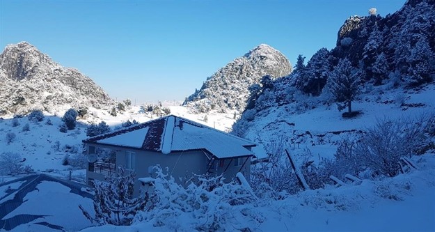 Çamlıca ve Cindi Yaylasında etkili olan kar yağışının ardından mahsur kalan vatandaşlar Alanya Belediyesi ekiplerince kurtarıldı.
