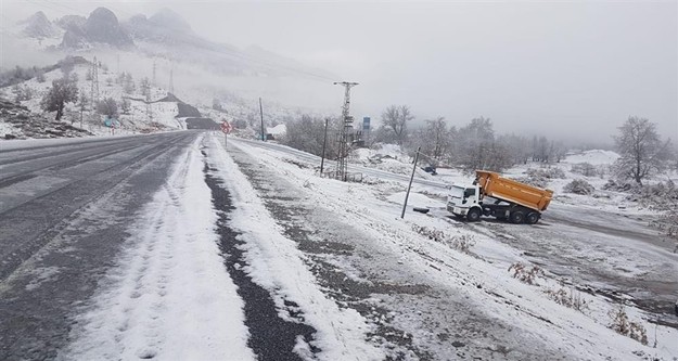 İhbar üzerine Alanya Belediye Başkanı Adem Murat Yücel’in talimatı ile Alanya Belediyesi Kırsal Hizmetler Sarımut Şantiyesi ekipleri  Çamlıca Yaylası’nda vatandaşlara ulaştı.
