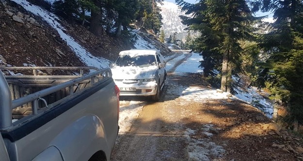 Karla kaplı yolda mahsur kalan vatandaşlar, ekiplerce kurtarılarak geri dönüşleri sağlandı.