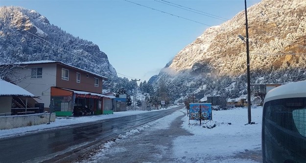 Alanya Belediye Başkanı Adem Murat Yücel’e teşekkür eden vatandaşlar, “Başkanımız her türlü hizmeti yaptığı gibi hayatlarımızı da kurtardı.