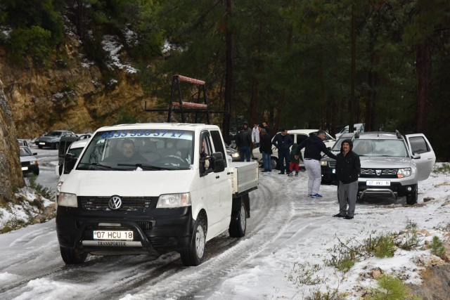 Alanya’nın Kızılçaşehir Mahallesi’ne yağan kar yağışı nedeniyle araçlar yolda mahsur kaldı. Çözüm masasına gelen ihbarlar üzerine harekete geçen Alanya Belediyesi Fen İşleri Müdürlüğüne bağlı ekipler yolu açarak sürücüleri ve yolcuları kurtardı.