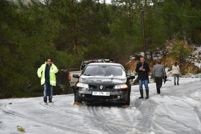 Bugün öğlen saatlerinde başlayan kar yağışı nedeniyle Alanya merkeze 10 km uzaklıkta bulunan Kızılcaşehir Mahallesi’nde sürücüler zor anlar yaşadı. Kar nedeniyle kapanan yolda mahsur kalan sürücüler Alanya Belediyesi’nin çözüm masasını arayarak yardım istediler. Yaklaşık 50 araç 1 saat yolda mahsur kaldı. Olaya müdahale eden Fen İşleri Müdürlüğüne bağlı ekipler greyder ve iş makinaları ile yolu trafiğe açtı.