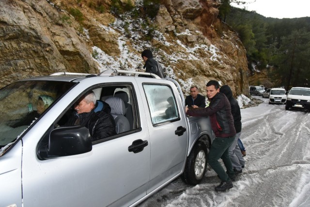 İlk kez bu yolda kar gördüklerini belirten sürücüler yaklaşık 1 saat mahsur kaldıklarını belirttiler. Yolun açılması ile birlikte yollarına devam eden sürücüler Alanya Belediyesi ekiplerine teşekkür ettiler.