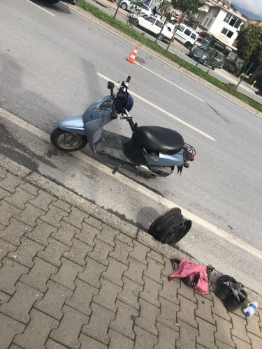 Alanya'da çevre yolu üzerinde yaşanan kazada Alanya L Tipi Cezaevi aracı ile bir motosiklet çarpıştı. Motosiklet sürücüsünün hayati riski var.