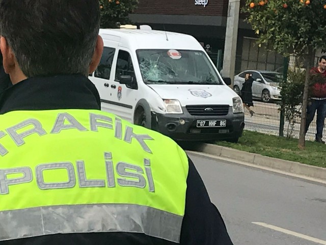 -Siyah plakalı resmi aracın çarptığı motosikletten fırlayan Ercan, kanlar içinde yere yığıldı. Çevredeki vatandaşların ihbarı üzerine olay yerine gelen sağlık görevlileri yaralı genci hastaneye kaldırdılar. Başköylü olduğu ve lastikçi olduğu öğrenilen Abdullah Ercan'ın durumunun kritik olduğu belirtildi.