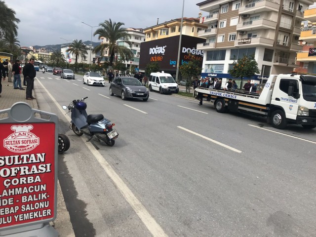 Bu arada kaza nedeniyle çevre yolunda trafik bir süre durma noktasına geldi. Olay yerine gelen çekici kaza yapan aracı yoldan çekerken, ekipler yerdeki kan izlerini de temizlediler.