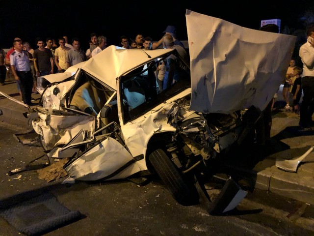 Edinilen bilgiye göre Hasan Murat B. idaresindeki 31 AGL 61 plakalı tır , Alanya-Antalya karayolu 15. kilometresinde bulunan Payallar Işıklı Kavşağı'nda hızını alamayınca kırmızı ışıkta bekleyen araçların arasına daldı.