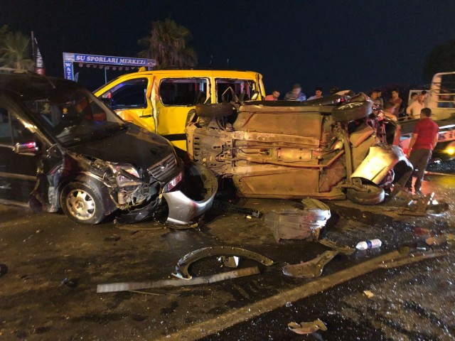 Kazada sürücüleri henüz tespit edilemeyen 07 HJJ 58 plakalı otomobil, 07 H 0179 plakalı ticari taksi , 07 RJ 412 plakalı otomobil , 07 UY 519 plakalı otomobil, 07 H 0529 plakalı ticari taksi ile 07 UY 519 plakalı otomobil hurdaya döndü.