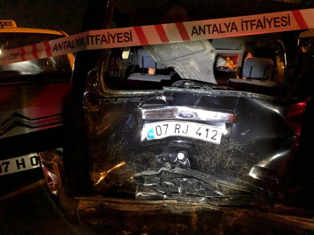 Alanya ilçesinde hızını alamayan tır, kırmızı ışıkta bekleyen araçların arasına daldı. Önüne kattığı 6 aracı sürükleyip savuran tır, 50 metre sonra durabildi. Araçların hurdaya döndüğü olayda şans eseri ölen olmadı. Yaralanan 6 kişi ayakta tedavi edildi. Ortalığın savaş alanına döndüğü kaza sebebiyle kara yolu bir süre trafiğe kapandı.