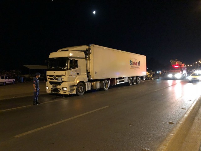 Kaza sebebiyle Alanya-Antalya karayolu bir süre trafiğe kapanırken uzun araç kuyrukları oluştu.