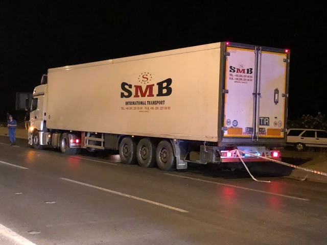 Kazayı yara almadan atlatan tır sürücüsü Hasan Murat B. Jandarma tarafından gözaltına alındı.