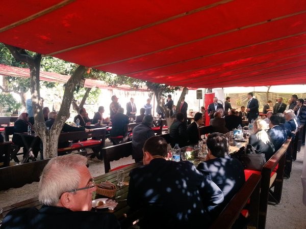 Dışişleri Bakanımız Sayın Mevlüt Çavuşoğlu, Alanya Kaymakamı Dr. Hasan Tanrıseven’in ev sahipliğinde düzenlenen öğle yemeğinde kurum müdürleri, oda başkanları, sivil toplum kuruluşları temsilcileri ve turizmcilerle bir araya geldi. 

Düzenlenen yemekte konuşan Alanya Kaymakamı Dr. Hasan Tanrıseven, Dışişleri Bakanı Mevlüt Çavuşoğlu’nun turizmin sıkıntılı olduğu süreçte, Alanya’ya gelerek turizm ve birçok konularda moral verdiğini belirtti. 

TANRISEVEN “KARAMSAR OLDUĞU BİR DÖNEMDE BİZLERE MORAL VEREN SAYIN BAKANIMIZA TEŞEKKÜR EDİYORUM”

Alanya Kaymakamı Dr. Hasan Tanrıseven konuşmasının devamında şunları kaydetti: 

“Alanya’nın değerli protokolü sivil toplum ve kuruluşlarının değerli başkanları, bizler de bu nezih topluluğa ev sahipliği yapmaktan mutluluk duyuyoruz. Sayın Bakanım bundan önce turizmde herkesin karamsar olduğu bir ortamda geldiniz ve çok geniş katılımlı olarak bütün turizmcilere ve Alanya’ya moral verdiniz. Orada da demiştim ki Sayın Bakanımıza çok rahat ulaşabiliyoruz, bütün sorunlarımızı dile getiriyoruz ve “Sayın Bakanımız hükümet nezdinde inanıyoruz ki gerekli çalışmaları yapacaktır.” demiştik. Teşekkür ediyoruz. Hemen gittiniz ardından Sayın Başbakanımız yeni bir paket açıkladı. Turizmcileri rahatlatacak çeşitli tedbirler getirildi. İnanıyoruz ki buradaki turizmcilerimiz Alanya’nın yetkili birimleri odalarımız sorunlarını size iletecekler yeni sezonda da inşallah sizlerin desteğinizle güzel müjdeler alacağız. Son günlerde Türkiye’ye karşı olan politikalarda bir yumuşama olduğunu turizmde de olumlu gelişmeler olduğunu büyük bir mutlulukla görüyoruz ve seviniyoruz. Sayın Bakanım  ocak ayında yaptığımız toplantıda özellikle üniversitelere verdiğiniz önemi dile getirmiştiniz. Sizlerin desteğinizle gerek devlet üniversitemiz olan Alanya Alaaddin Keykubat Üniversitesi gerek vakıf üniversitemiz olan Alanya Hamdullah Eminpaşa Üniversitesi yollarına devam ediyorlar. Verdiğiniz destek için sizlere minnettarız. Sizlerin desteğinizle YÖK Başkanımızı ziyaret ettik. Sayın Başkandan büyük destek aldık yeni açılacak bölüm ve fakülteler hakkında. Keza desteklerinizle Alanya Hamdullah Emin Paşa üç yeni bölüm açıldı. Yüksek lisans için müracaatlarımız var, onlara da desteğinizin süreceğine inanıyoruz. Alanya’nın aynı zamanda bir turizm kenti değil bir üniversite kenti haline getirilmesi için de çabalarımız devam ediyor. Hem maddi katkılarınız var hem manevi katkılarınız var hem bürokraside de bu yeni fakülteler bölümler açılması Üniversitelerimizin büyümesi için de gayretleriniz var. Onun için de sizlere minnettarız, inanıyorum ki bugün vereceğiniz olumlu haberlerle Alanya’mızda tekrar bir umut dalgası yaratacağınıza inanıyoruz." 

ÇAVUŞOĞLU “BU ŞEHRİ YÖNETİCİLER SAHİPLENMEZSE HİZMETLER HEP EKSİK KALIR”

Gösterilen ilgiden dolayı teşekkür eden Dışişleri Bakanımız Sayın Mevlüt Çavuşoğlu ise yapmış olduğu konuşmada şunları kaydetti: 

"Alanya da evimde bana gösterdiğiniz ilgiden dolayı teşekkür ederim. Avrupa standartlarına ulaşmak için uğraşıyoruz ama kendi geleceklerimizi de yaşatmak için çalışıyoruz. Alanya'ya her gelişimizde Alanya'nın sorunlarıyla birebir uğraşan arkadaşlarımızla bir arada olmaktan dolayı mutluyuz. Dün Türkiye - İsveç maçı için buradaydım. Milli takımı da tebrik ediyorum. Alanya'ya her gelişimde sizlerle neden bir araya geliyorsunuz. Amacımız Alanya'nın sorunlarını çözmektir. Bu şehri yöneticiler sahiplenmezse hizmetler hep eksik kalır. Biz elimizden geldiğince sizlerin taleplerini değerlendirip hizmet etmeye çalışıyoruz. Çok şükür yanımızda yönetilemeyen ülkeler var ama Türkiye olarak istikrarımızı koruyoruz. Turizmin bazı konulardan dolayı etkilendiğini biliyoruz ama böyle günlerden de ders çıkarmak gerekiyor. Bu yüzden birlik beraberlik içerisinde olmalıyız. Güzel Alanya'mız sayesinde dünyada bir markayız ama başka ülkelerden turistlere de ulaşmak gerekiyor. Bölgeye daha fazla uçuşu sağlamanın yollarını aramalıyız. Bu sene zor olabilir ama hep birlikte atlatabiliriz" dedi.

Yemek sonunda Kurum Müdürleri, Oda Başkanları, STK Temsilcileri Dışişleri Bakanımız Sayın Mevlüt Çavuşoğlu ile bir araya getirdikleri için Alanya Kaymakamı Dr. Hasan Tanrıseven'e teşekkür ettiler.