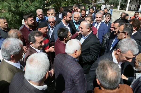 Dışişleri Bakanımız Sayın Mevlüt Çavuşoğlu, Alanya Kaymakamı Dr. Hasan Tanrıseven’in ev sahipliğinde düzenlenen öğle yemeğinde kurum müdürleri, oda başkanları, sivil toplum kuruluşları temsilcileri ve turizmcilerle bir araya geldi. 

Düzenlenen yemekte konuşan Alanya Kaymakamı Dr. Hasan Tanrıseven, Dışişleri Bakanı Mevlüt Çavuşoğlu’nun turizmin sıkıntılı olduğu süreçte, Alanya’ya gelerek turizm ve birçok konularda moral verdiğini belirtti. 

TANRISEVEN “KARAMSAR OLDUĞU BİR DÖNEMDE BİZLERE MORAL VEREN SAYIN BAKANIMIZA TEŞEKKÜR EDİYORUM”

Alanya Kaymakamı Dr. Hasan Tanrıseven konuşmasının devamında şunları kaydetti: 

“Alanya’nın değerli protokolü sivil toplum ve kuruluşlarının değerli başkanları, bizler de bu nezih topluluğa ev sahipliği yapmaktan mutluluk duyuyoruz. Sayın Bakanım bundan önce turizmde herkesin karamsar olduğu bir ortamda geldiniz ve çok geniş katılımlı olarak bütün turizmcilere ve Alanya’ya moral verdiniz. Orada da demiştim ki Sayın Bakanımıza çok rahat ulaşabiliyoruz, bütün sorunlarımızı dile getiriyoruz ve “Sayın Bakanımız hükümet nezdinde inanıyoruz ki gerekli çalışmaları yapacaktır.” demiştik. Teşekkür ediyoruz. Hemen gittiniz ardından Sayın Başbakanımız yeni bir paket açıkladı. Turizmcileri rahatlatacak çeşitli tedbirler getirildi. İnanıyoruz ki buradaki turizmcilerimiz Alanya’nın yetkili birimleri odalarımız sorunlarını size iletecekler yeni sezonda da inşallah sizlerin desteğinizle güzel müjdeler alacağız. Son günlerde Türkiye’ye karşı olan politikalarda bir yumuşama olduğunu turizmde de olumlu gelişmeler olduğunu büyük bir mutlulukla görüyoruz ve seviniyoruz. Sayın Bakanım  ocak ayında yaptığımız toplantıda özellikle üniversitelere verdiğiniz önemi dile getirmiştiniz. Sizlerin desteğinizle gerek devlet üniversitemiz olan Alanya Alaaddin Keykubat Üniversitesi gerek vakıf üniversitemiz olan Alanya Hamdullah Eminpaşa Üniversitesi yollarına devam ediyorlar. Verdiğiniz destek için sizlere minnettarız. Sizlerin desteğinizle YÖK Başkanımızı ziyaret ettik. Sayın Başkandan büyük destek aldık yeni açılacak bölüm ve fakülteler hakkında. Keza desteklerinizle Alanya Hamdullah Emin Paşa üç yeni bölüm açıldı. Yüksek lisans için müracaatlarımız var, onlara da desteğinizin süreceğine inanıyoruz. Alanya’nın aynı zamanda bir turizm kenti değil bir üniversite kenti haline getirilmesi için de çabalarımız devam ediyor. Hem maddi katkılarınız var hem manevi katkılarınız var hem bürokraside de bu yeni fakülteler bölümler açılması Üniversitelerimizin büyümesi için de gayretleriniz var. Onun için de sizlere minnettarız, inanıyorum ki bugün vereceğiniz olumlu haberlerle Alanya’mızda tekrar bir umut dalgası yaratacağınıza inanıyoruz." 

ÇAVUŞOĞLU “BU ŞEHRİ YÖNETİCİLER SAHİPLENMEZSE HİZMETLER HEP EKSİK KALIR”

Gösterilen ilgiden dolayı teşekkür eden Dışişleri Bakanımız Sayın Mevlüt Çavuşoğlu ise yapmış olduğu konuşmada şunları kaydetti: 

"Alanya da evimde bana gösterdiğiniz ilgiden dolayı teşekkür ederim. Avrupa standartlarına ulaşmak için uğraşıyoruz ama kendi geleceklerimizi de yaşatmak için çalışıyoruz. Alanya'ya her gelişimizde Alanya'nın sorunlarıyla birebir uğraşan arkadaşlarımızla bir arada olmaktan dolayı mutluyuz. Dün Türkiye - İsveç maçı için buradaydım. Milli takımı da tebrik ediyorum. Alanya'ya her gelişimde sizlerle neden bir araya geliyorsunuz. Amacımız Alanya'nın sorunlarını çözmektir. Bu şehri yöneticiler sahiplenmezse hizmetler hep eksik kalır. Biz elimizden geldiğince sizlerin taleplerini değerlendirip hizmet etmeye çalışıyoruz. Çok şükür yanımızda yönetilemeyen ülkeler var ama Türkiye olarak istikrarımızı koruyoruz. Turizmin bazı konulardan dolayı etkilendiğini biliyoruz ama böyle günlerden de ders çıkarmak gerekiyor. Bu yüzden birlik beraberlik içerisinde olmalıyız. Güzel Alanya'mız sayesinde dünyada bir markayız ama başka ülkelerden turistlere de ulaşmak gerekiyor. Bölgeye daha fazla uçuşu sağlamanın yollarını aramalıyız. Bu sene zor olabilir ama hep birlikte atlatabiliriz" dedi.

Yemek sonunda Kurum Müdürleri, Oda Başkanları, STK Temsilcileri Dışişleri Bakanımız Sayın Mevlüt Çavuşoğlu ile bir araya getirdikleri için Alanya Kaymakamı Dr. Hasan Tanrıseven'e teşekkür ettiler.