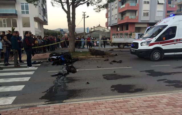 Cumhuriyet Savcısının olay yerinde yaptığı incelemenin ardından birbirine sarılmış halde ki cesetler morga kaldırıldı.