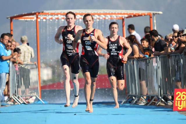 Genç kadınlarda dereceye giren sporcular ödüllerini Avrupa Triatlon Federasyonu Başkanı Renato Bertrandi ve Türkiye Triathlon Federasyonu Başkanı Hamdi Güneş’in elinden aldı.