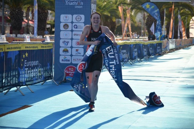 2016 Alanya Etu Triathlon Avrupa Kupa Finali yarışlarının ilk gününde genç kadınlarda birinci 1:05:32 saniye ile Almanya’dan katılan Sophie Fischer oldu. İngiltere’den katılan Lucy Farquhar 1:05:40 saniye ile ikinci ve milli sporcumuz İlayda Kara 1:06:14 saniye ile üçüncü olarak kürsüdeki yerini aldı.