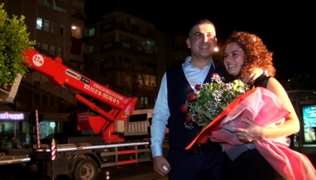 Kiralanan vincin sepetine binen Çetin, elindeki diafon ile kız arkadaşı Tuğçe'nin yaşadığı ikinci kata yükseldi. Dışarıdan gelen seslere bakmak için balkona çıkan Tuğçe, bir anda vincin sepetinde elinde diafonla beliren erkek arkadaşını gördü. Neye uğradığını anlayamayan genç kız büyük şaşkınlık yaşadı.