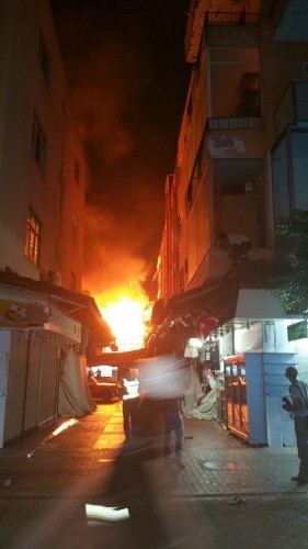 Grupta bulunan bazı kişiler HDP ilçe binasının yanındaki bir restoranı ateşe verdi.